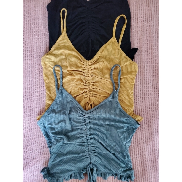 3 Crop Tops - Picture 2 of 3